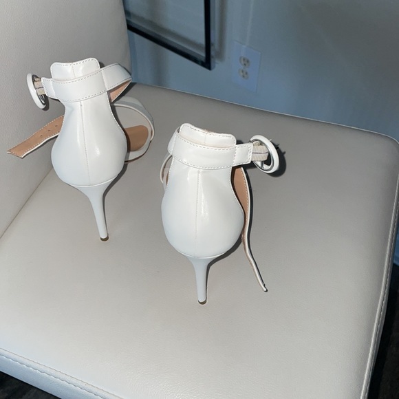 Classy white shoes - Picture 2 of 6